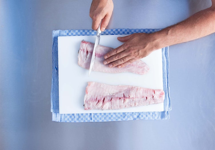 Geschröpfter Karpfen mit Fenchel, Kochschule, Küchenbrett, Küchentuch, Messer