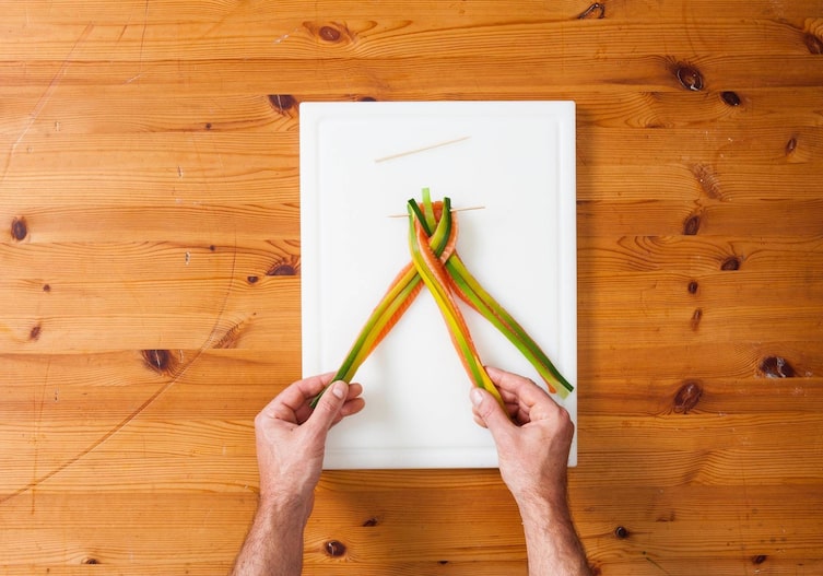 Holzstäbe, Lauchstreifen, Lachsforellenstreifen, flechten