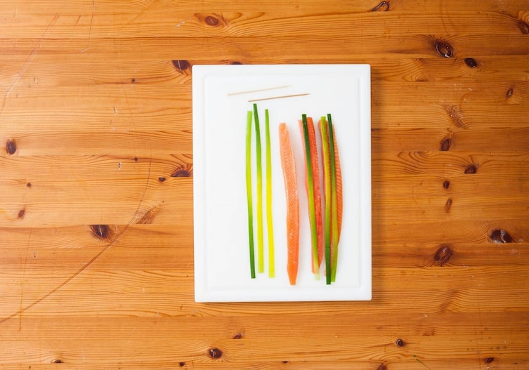 Lauchstreifen, Lachsforellenstreifen, Holzstäbe, Brett