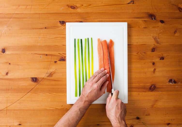 Brett, Messer, Lauch, Lachsforelle, Hände