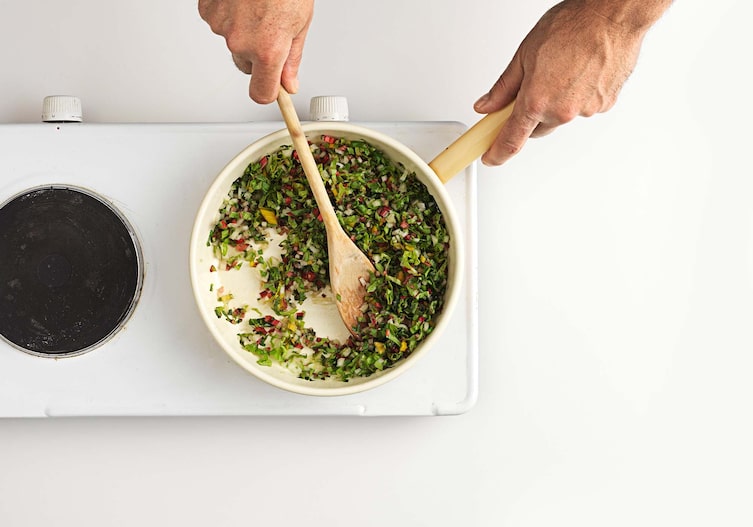 Mangoldblätter-Rouladen mit Fischfüllung, Kochschule, Pfanne, Kochlöffel, Kochplatte
