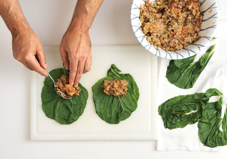 Mangoldblätter-Rouladen mit Fischfüllung, Kochschule, Fischmasse, Mangoldblätter, Schneidbrett, Löffel, Schüssel