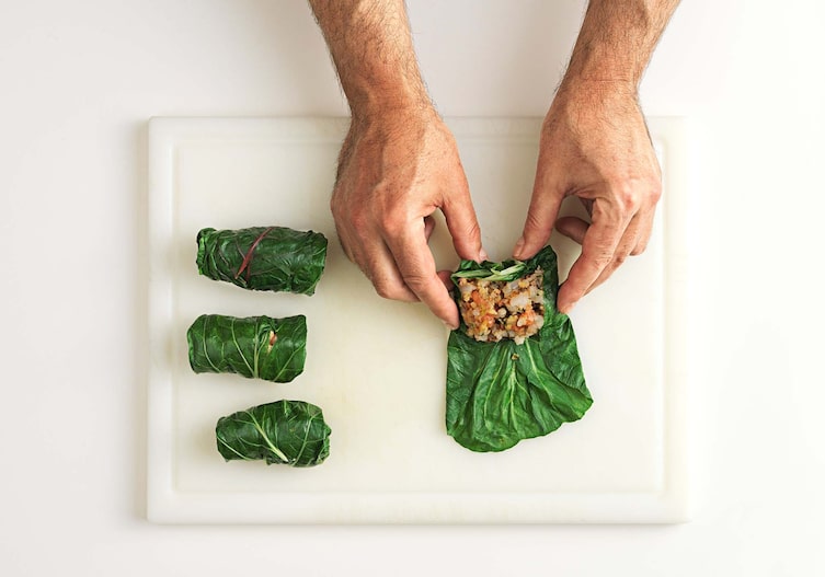 Mangoldblätter-Rouladen mit Fischfüllung, Kochschule, Fischmasse, Schneidbrett