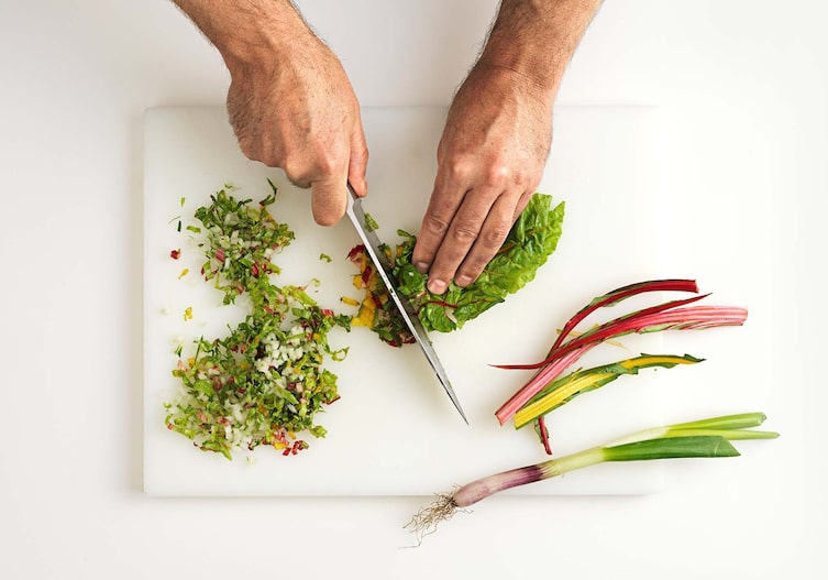 Mangoldblätter-Rouladen mit Fischfüllung, Kochschule, Messer, Schneidbrett