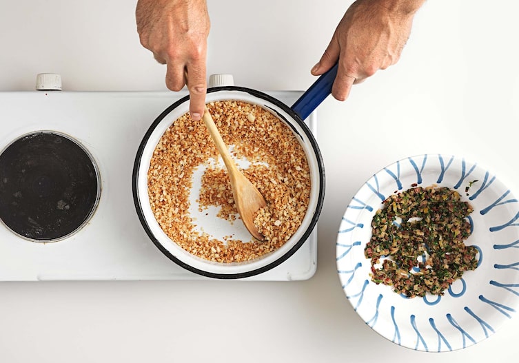 Mangoldblätter-Rouladen mit Fischfüllung, Kochschule, Kochplatte, Pfanne, Pankomehl, Schüssel