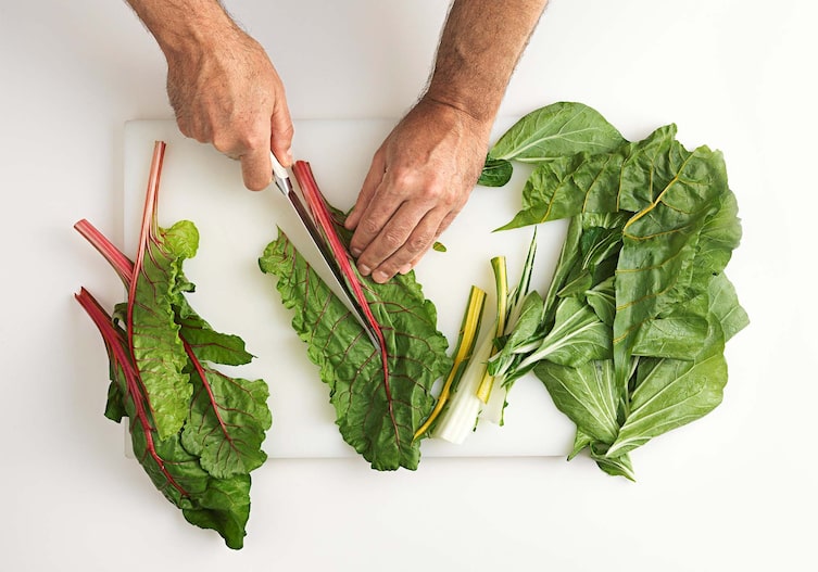 Mangoldblätter-Rouladen mit Fischfüllung, Kochschule, Messer, Schneidbrett