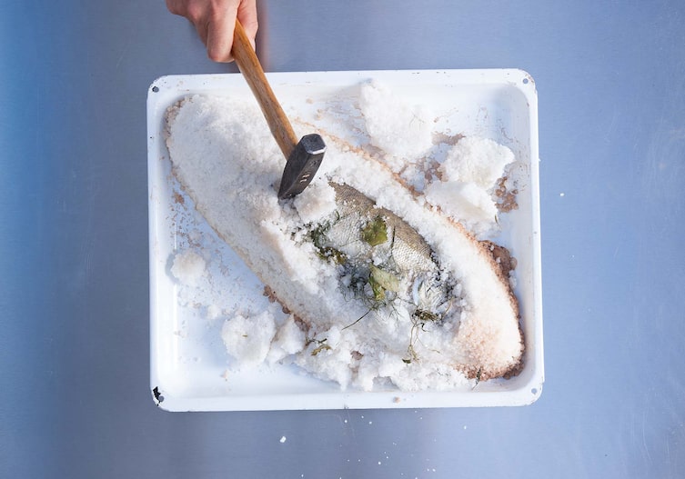 Zander im Salzmantel, Kochschule, Fisch, Salzkruste, Hammer, Kräuter, Backblech