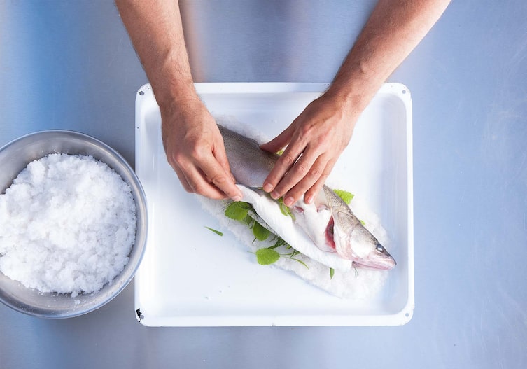Zander im Salzmantel, Kochschule, Fisch, Meersalz, Küchentuch, Backblech