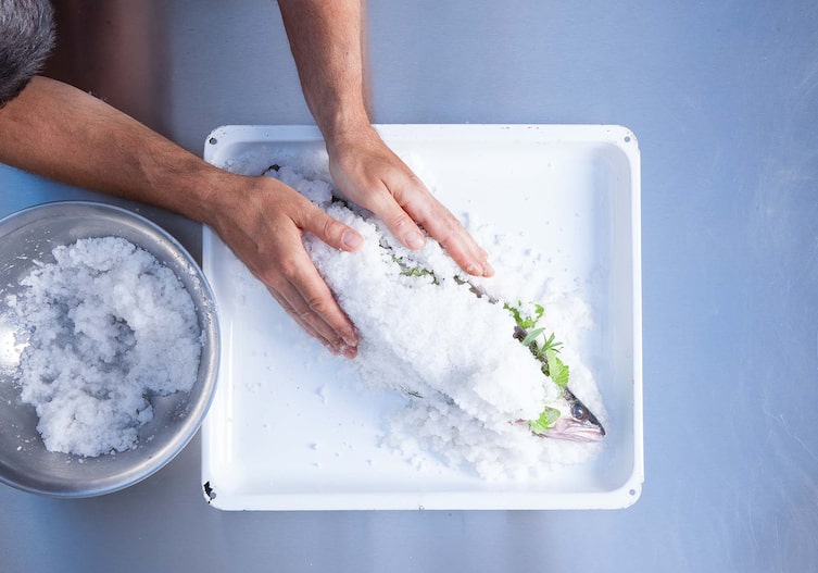 Zander im Salzmantel, Kochschule, Fisch, Meersalz, Backblech, Kräuter