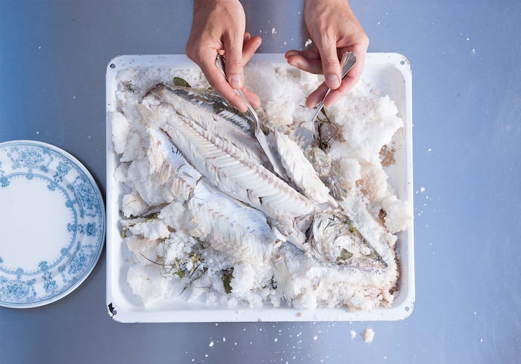 Zander im Salzmantel, Kochschule, Fisch, Messer, Gabel, Teller, Backblech