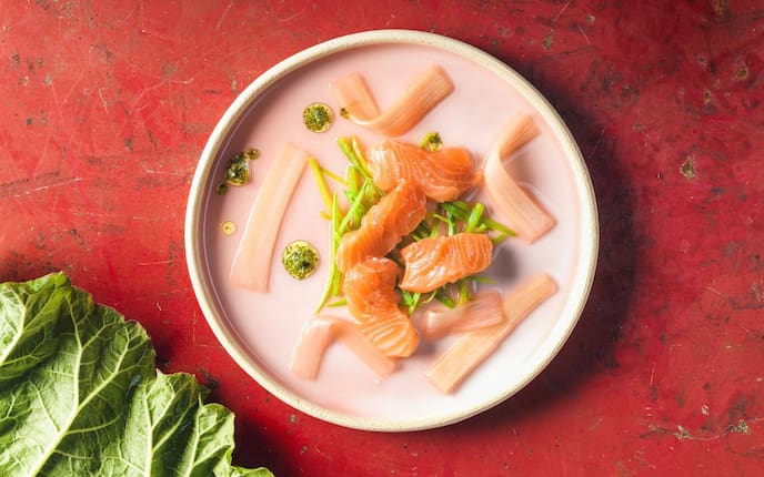 Lachs mit Rhabarber-Sud, Kaiserschoten und Zitronenmelissenöl, Lachs, Rhabarber, Öl, Kaiserschoten, Kräuter, Hauptspeise, Fisch, Servus Rezept