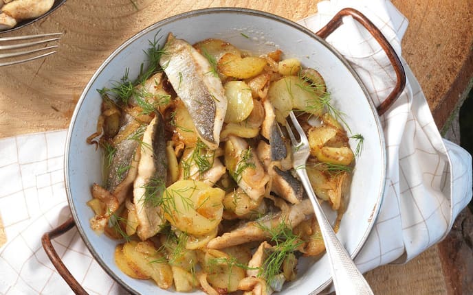 Erdäpfel, Fisch, Saibling, Pfanne, Gabel, Dille, Zwiebel