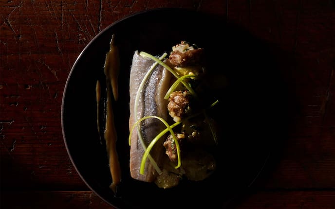 Matjesfilet mit Erdäpfel-Maroni-Salat, Petersilie, Lauch, Senfmarinade, Teller, Hering, Holztisch