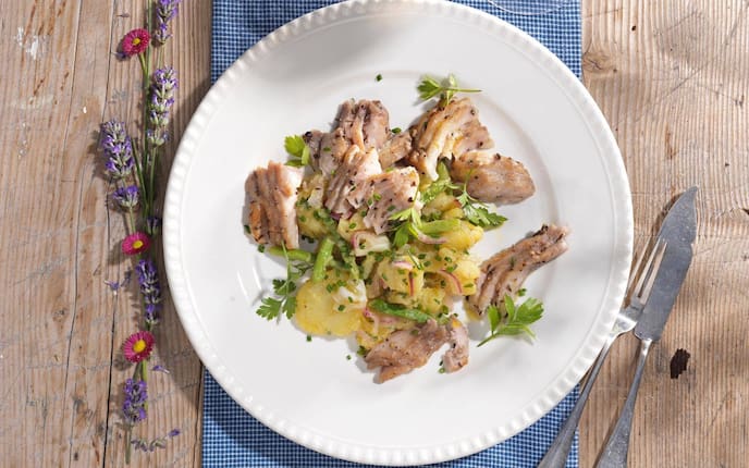 Karpfenfilet, geräuchert, Erdäpfel, Liebstöckl, Wein, Besteck