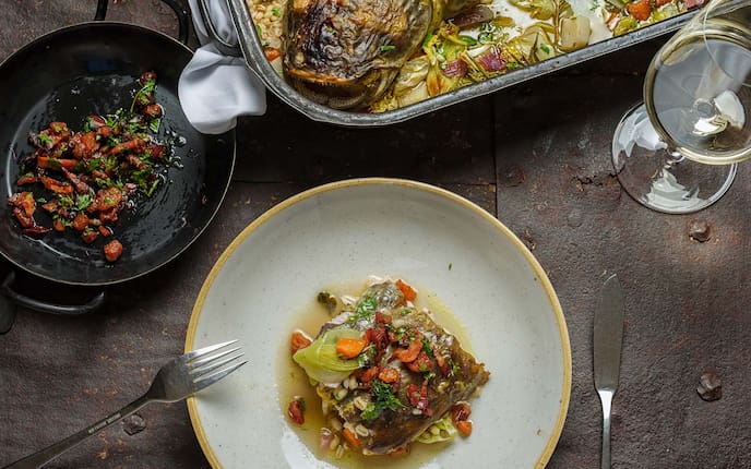 Waller im Ganzen mit Wurzelgemüse, Rollgerste und Grammelspeck, Weißwein, Gedeck