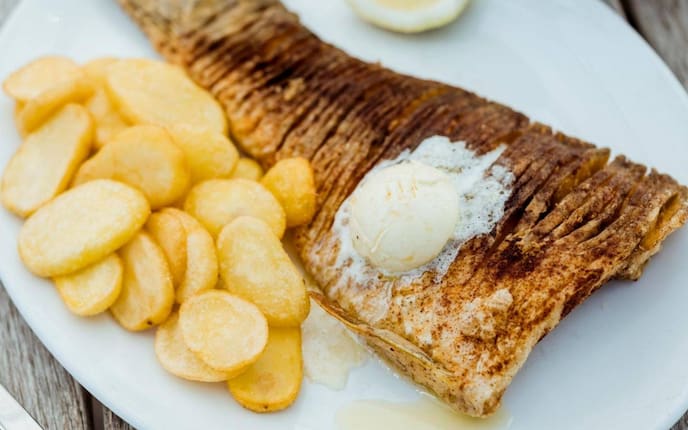 Karpfen, Knoblauchbutter, Frittierte Kartoffelscheiben, Fisch, Rezept, Hauptspeise, Servus Rezept