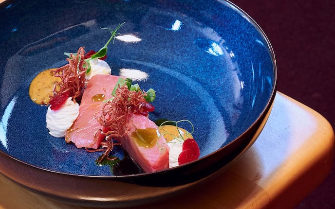 Marinierter Saibling mit Roten Rüben, Wirtshaus-Rezept, Krenmousse, Gartenkräutern, Teller, Holztisch