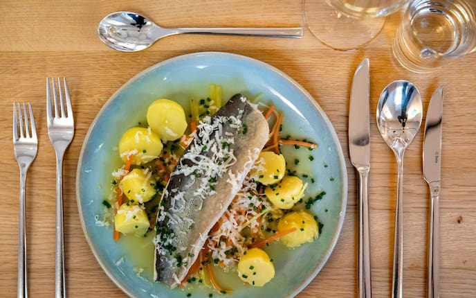 Fisch, Saibling, Saibling gesudert, Kartoffel, Wurzelgemüse, geriebener Käse, Sud, Hauptspeise, Servus Rezept