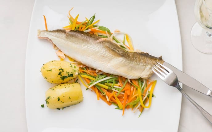 Seesaibling, Fisch, Wurzelgemüse, Petersilerdäpfel, Besteck, Weißwein