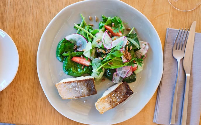 Saibling, Fisch, Salat, Besteck, Serviette, Teller, Radieschen, Dinkel