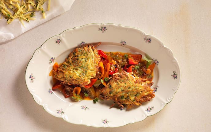 Zander in der Erdäpfel-Kräuter-Panier, Paprikaletscho, Teller, Dill, Melisse, Petersilie, Backpapier