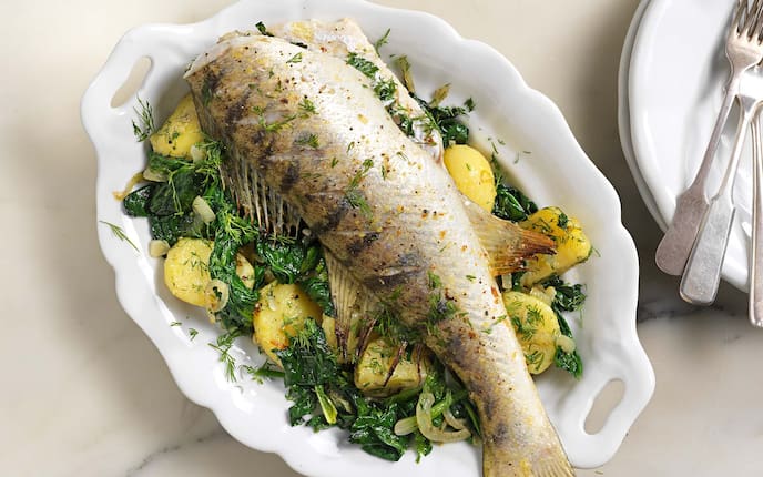 Zander mit Spinat-Erdäpfel, Kräuter, Besteck