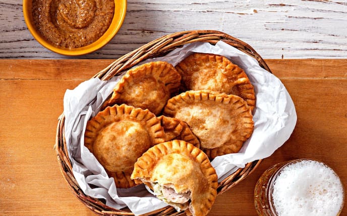 Teigtaschen, frittiert, Rettich, Weißwurst, Bier, Weidekörbchen, süßer Senf, Rezept