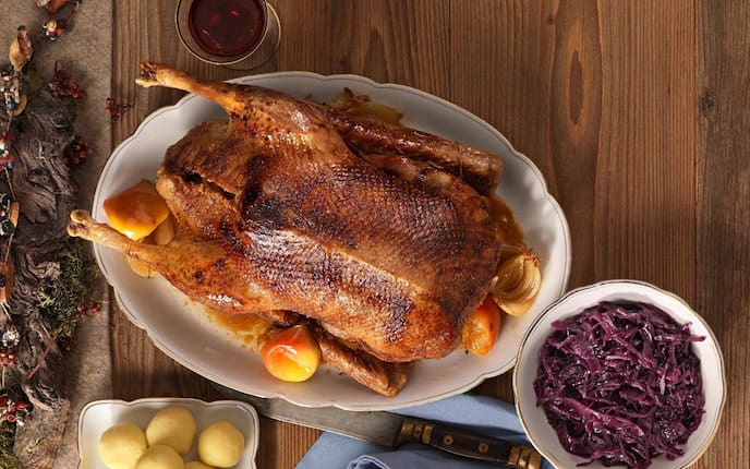 Gans, Rotkraut, Messer, Erdäpfel-Grießknödel, Serviette, Teller