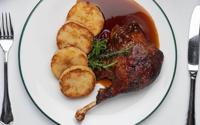 Ganslessen, Gans, Haxen, Martinigansl, Rotkraut, Serviettenknödel, Saft, Hauptspeise, Servus Rezept