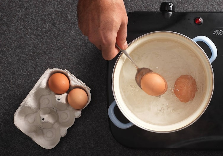 Eier, Löffel, Topf, Wasser, Hand, Herdplatte