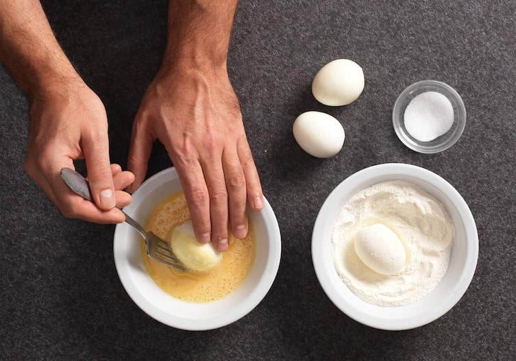 Ei, Salz, Mehl, Gabel, Hände