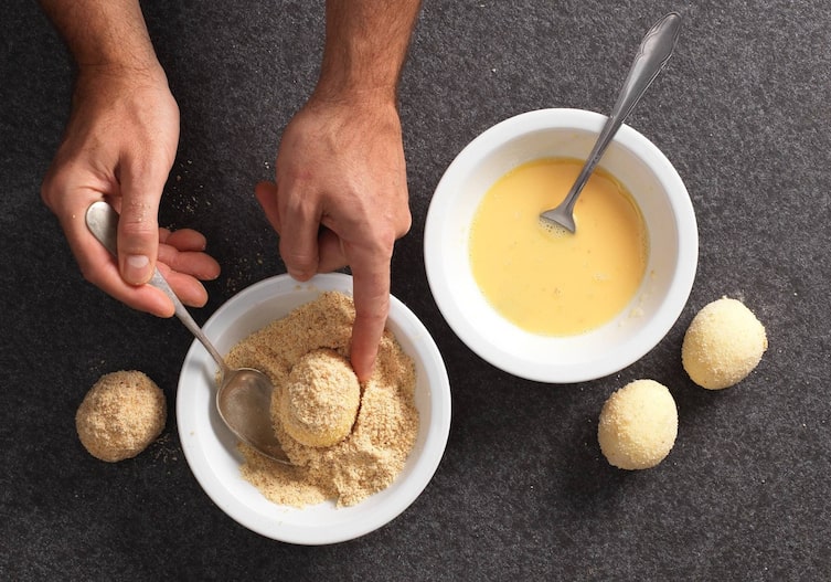 Semmelbrösel, Ei, Löffel, Nüsse, Hände, Schüssel