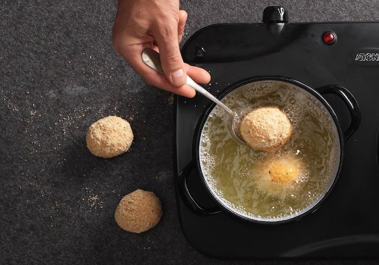 Eier, Öl, Löffel, Kochtopf, Herdplatte