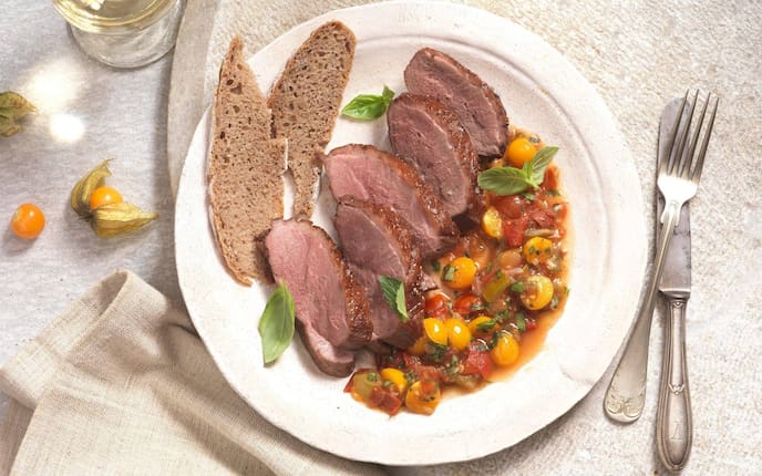 Entenbrust, Physalis, Paradeiser, Bauernbrot, Weißwein, Basilikumblätter