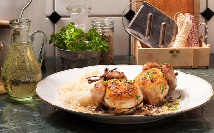 Gebratene Wachteln mit Trompetenpilzen und Reis, Kräuter, Weißwein, Gewürze, Küchenutensilien