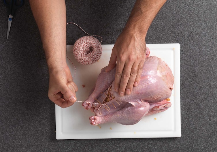 Gefüllter Truthahn mit Mandarinen und Feigen, Küchengarn