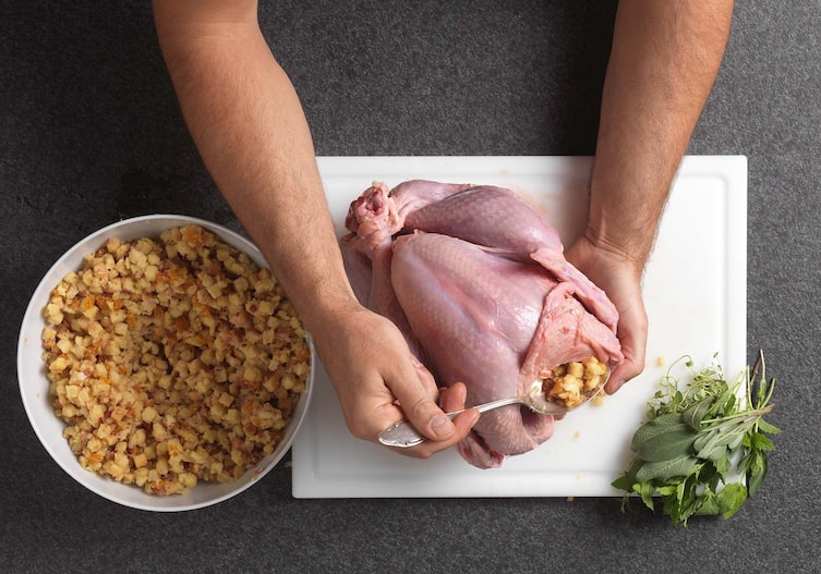 Gefüllter Truthahn mit Mandarinen und Feigen, Truthahn, Fülle, Kräuter