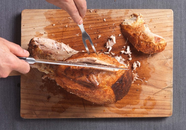 Gefüllter Truthahn mit Mandarinen und Feigen, Messer, Gabel, Brett