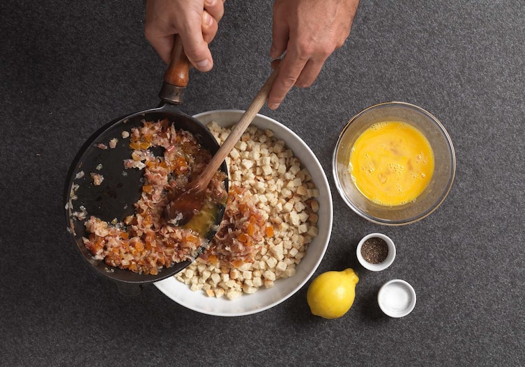 Gefüllter Truthahn mit Mandarinen und Feigen, Eier, Zitrone, Speck, Pfanne, Semmelwürfel