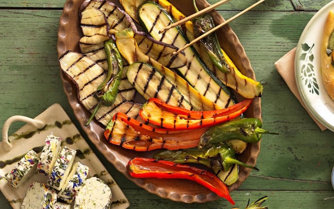 Gegrilltes Gemüse, Blütenbutter, Zange, Schale, Paprika, Zucchini