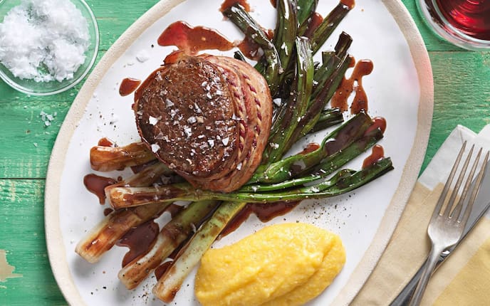 Rindsfilet, Jungzwiebeln, Polenta, Rotwein, Salz, Gabel