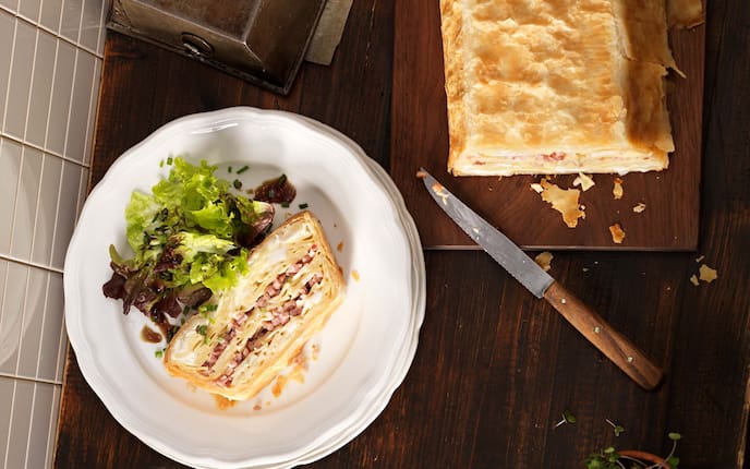 Gestürzte Schinkenflecker, Salat, Blätterteig, Messer, Brett, Kräuter