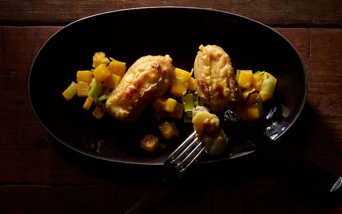 Gratinierte Erdäpfel mit Kürbis-Lauch-Gemüse, Münsterkäse, Butternusskürbis, Zwiebel