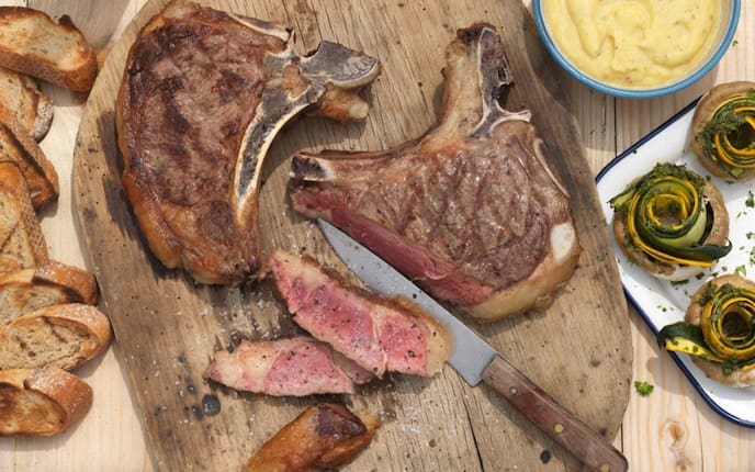 Fleisch, Rostbraten, Beiried, Zucchini, Champignons, Pilze, Brot, Hauptspeise, Grillen, Holzbrett, Messer, Holztisch, Servus Rezept