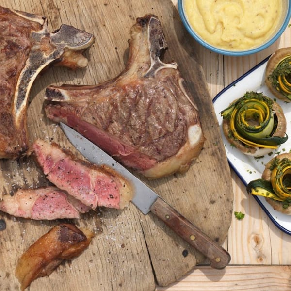 Fleisch, Rostbraten, Beiried, Zucchini, Champignons, Pilze, Brot, Hauptspeise, Grillen, Holzbrett, Messer, Holztisch, Servus Rezept