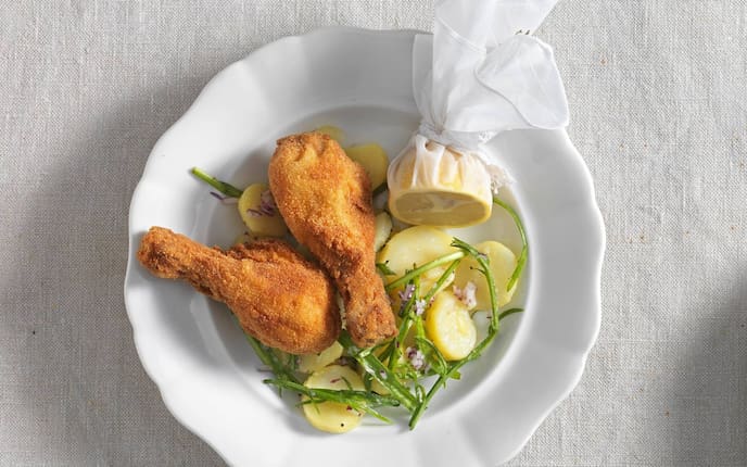Backhendl, Erdäpfelsalat, Zwiebel, Zitrone
