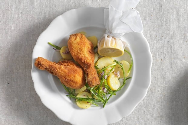 Alt-Wiener Backhendl mit Erdäpfel-Spitzwegerich-Salat - 0:45 h - Rezept ... Alt-Wiener Backhendl mit Erdäpfel-Spitzwegerich-Salat - 0:45 h - Rezept ...