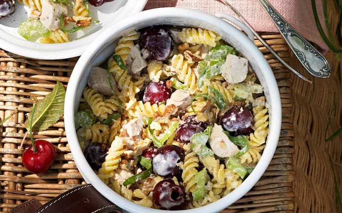 Hühnerfleisch, Mayonnaise, Nudeln, Kirschen, Estragon, Schüssel