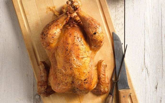 Brathuhn, Brathendl, Tranchiermesser, Tranchiergabel, Holzbrett, Hauptspeise, Servus Rezept