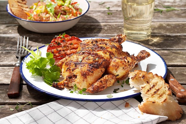 Stubenküken mit buntem Salat und Koriander - 0:50 h - Rezept - Servus Stubenküken mit buntem Salat und Koriander - 0:50 h - Rezept - Servus